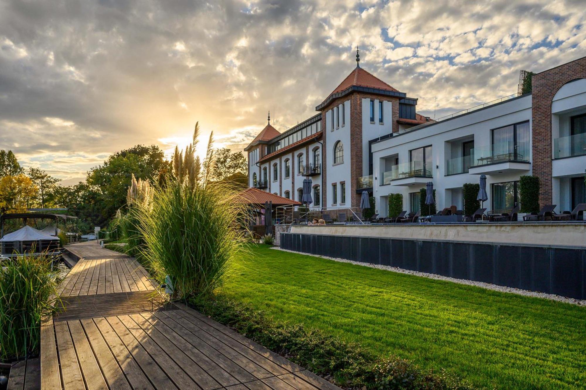 Bordur Wellness Hotel Superior Es Szonyegmuzeum Bekesszentandras Exterior photo