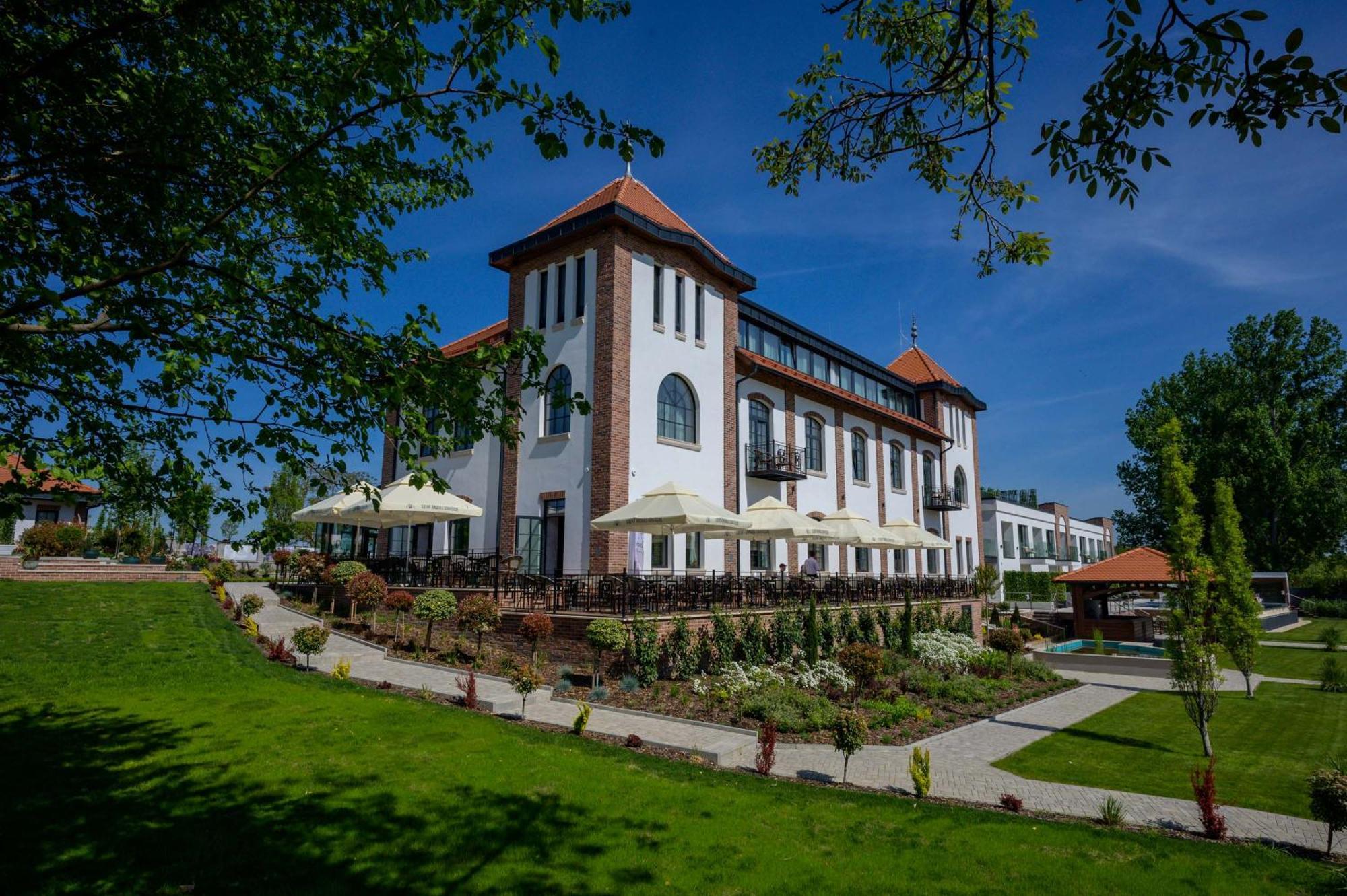 Bordur Wellness Hotel Superior Es Szonyegmuzeum Bekesszentandras Exterior photo